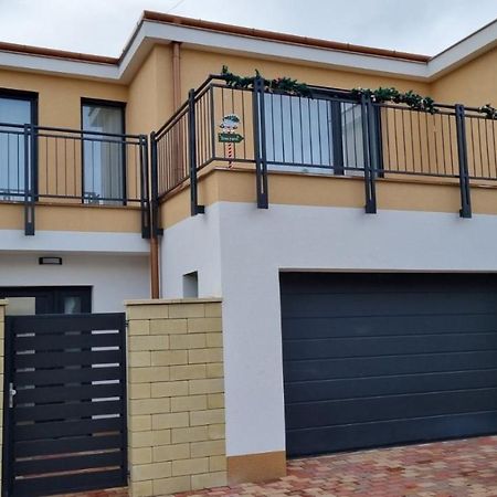 Апартаменты Sarkcsillag Teljes Csaladihaz- Star Complete Family House Сегед Экстерьер фото