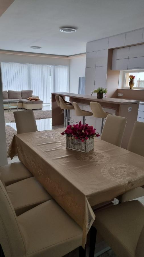 Апартаменты Sarkcsillag Teljes Csaladihaz- Star Complete Family House Сегед Экстерьер фото