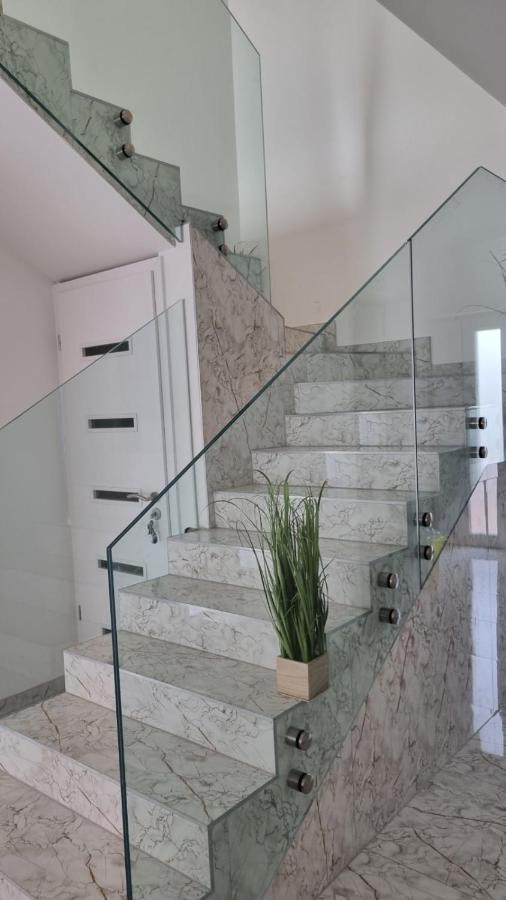 Апартаменты Sarkcsillag Teljes Csaladihaz- Star Complete Family House Сегед Экстерьер фото