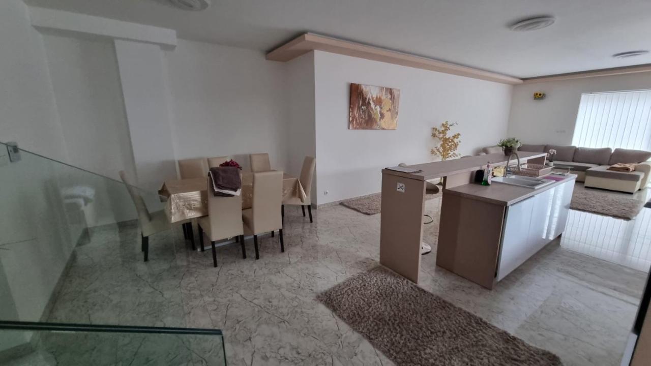 Апартаменты Sarkcsillag Teljes Csaladihaz- Star Complete Family House Сегед Экстерьер фото