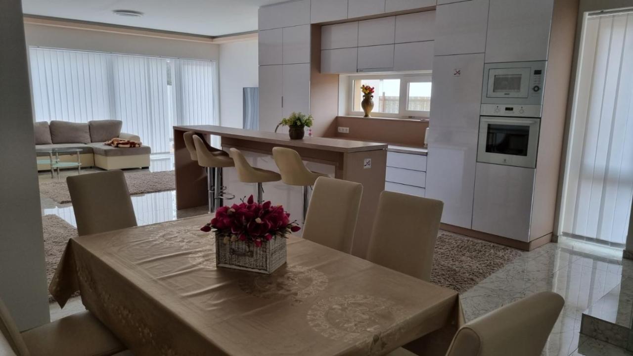 Апартаменты Sarkcsillag Teljes Csaladihaz- Star Complete Family House Сегед Экстерьер фото